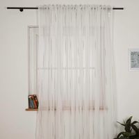 91217-Gardine-mit-Schlaufenband-Voile-Boucle-Streifen-Wollweiss-Grau-in-div--Groessen--MG-9868_1.jpg Gardine mit Schlaufenband – Voile mit Bouclé-Streifen in Wollweiß & Grau, in verschiedenen Größen gerafft am Fenster