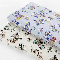 Leichter Viskose Popeline Stoff mit Blumen-Print in Beige, weich, atmungsaktiv, hautfreundlich – ideal für Blusen, Kleider & Sommer-Outfits mit anderen Stoffen in Szene gesetzt Nahaufnahme