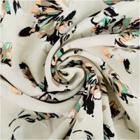 91233-Viskose-Stoff-Popeline-Blumen-beige-145cm-Breite--MG-7362.jpg Leichter Viskose Popeline Stoff mit Blumen-Print in Beige, weich, atmungsaktiv, hautfreundlich – ideal für Blusen, Kleider & Sommer-Outfits kunstvoll eingedreht in Falten