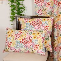 Wunderschöne Kissenhülle mit fröhlichem Mini Blumen-Print aus Baumwolle von SCHÖNER LEBEN. dekoriert mit passendem Vorhang
