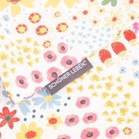 Wunderschöne Kissenhülle mit fröhlichem Mini Blumen-Print aus Baumwolle von SCHÖNER LEBEN. Detail Stoff und Label