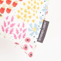 Wunderschöne Kissenhülle mit fröhlichem Mini Blumen-Print aus Baumwolle von SCHÖNER LEBEN. Detail Label