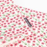 Wunderschöne Kissenhülle mit fröhlichem Mini Blumen-Print aus Baumwolle von SCHÖNER LEBEN. Detail Stoff und Label