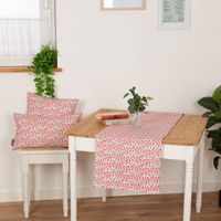 91275-Kissenhuelle-Mini-Blumen-weiss-pink-in-versch--Groessen-von-SCHoeNER-LEBEN---MG-6970.jpg Wunderschöne Kissenhülle mit fröhlichem Mini Blumen-Print aus Baumwolle von SCHÖNER LEBEN. Dekoriert mit passendem Tischläufer