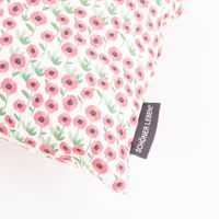 91275-Kissenhuelle-Mini-Blumen-weiss-pink-in-versch--Groessen-von-SCHoeNER-LEBEN---MG-6975.jpg Wunderschöne Kissenhülle mit fröhlichem Mini Blumen-Print aus Baumwolle von SCHÖNER LEBEN. Detail Label