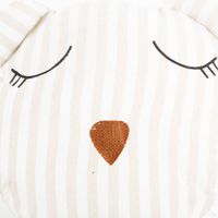 91284-Kinderkissen-Baer-Baumwolle-weiss-beige-35x35cm--MG-7406.jpg Kinderkissen Bär aus Baumwolle – Weiß/Beige – 35x35cm Nahaufnahme