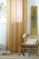 Halbtransparente Gardine Tessa mit eingewebten Streifen in Gelb (140x260 cm). Modern, lichtdurchlässig & ideal für freundliche Wohnraumgestaltung.