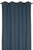 Vorhang Helios Dunkelblau 140x260 – Baumwolle mit Ösen & Leinenstruktur - aufgehängt an einer schwarzen Gardinenstange in lockeren Wellen fallend