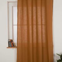 91294-Vorhang-mit-oesen-Helios-Baumwolle-mit-blickdichter-Leinenstruktur-camel-140x260cm--MG-9652.jpg Vorhang Helios Camel 140x260 – Baumwolle mit Ösen & Leinenstruktur Nahaufnahme am Fenster
