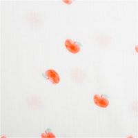 91307-Musselin-Stoff-Apfel-Digitaldruck-wollweiss-rot-1-30m-Breite--MG-7183.jpg Musselin Stoff mit Apfel-Digitalprint – Weicher & hautfreundlicher Baumwollstoff für Babys & Kinder Nahaufnahme des Stoffes