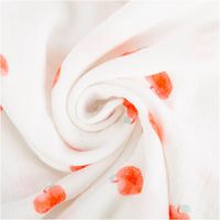 91307-Musselin-Stoff-Apfel-Digitaldruck-wollweiss-rot-1-30m-Breite--MG-7186.jpg Musselin Stoff mit Apfel-Digitalprint – Weicher & hautfreundlicher Baumwollstoff für Babys & Kinder kunstvoll eingedreht in Falten