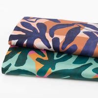 Baumwollstoff Satin – Digital Leaves Blau | 1,48 m Breite | 100 % Baumwolle mit anderem Stoff in Szene gesetzt Nahaufnahme