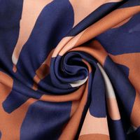 91315-Baumwollstoff-Satin-Stoff-Cotton-Satin-Digital-Leaves-blau-1-48m-Breite--MG-0163.jpg Baumwollstoff Satin – Digital Leaves Blau | 1,48 m Breite | 100 % Baumwolle kunstvoll eingedreht in Falten