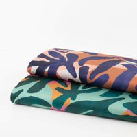 91315-Baumwollstoff-Satin-Stoff-Cotton-Satin-Digital-Leaves-blau-1-48m-Breite--MG-0174.jpg Baumwollstoff Satin – Digital Leaves Blau | 1,48 m Breite | 100 % Baumwolle mit anderem Stoff praesentiert