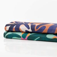 Baumwollstoff Satin – Digital Leaves Grün Pink Orange| 1,48 m Breite | 100 % Baumwolle mit anderem Stoff in Szene gesetzt