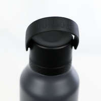 91320-Thermosflasche-Runbott-MII-600ml-Anthrazit-geschmacksneutral--BPA-frei-und-auslaufsicher-Screenshot-2025-04-05-132206.png Anischt Verschluss von Thermosflasche Runbott MII 600ml Anthrazit - geschmacksneutral, BPA-frei und auslaufsicher