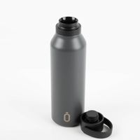 91320-Trinkflasche-Runbott-MII-600ml-Anthrazit-geschmacksneutral--BPA-frei-und-auslaufsicher-IMG-8426.jpg Trinkflasche Runbott MII 600ml Anthrazit – präsentiert mit matter, dunkelgrauer Oberfläche, schwarzem Deckel und strukturierter Trageschlaufe; minimalistisches, modernes Design in Szene gesetzt, BPA-frei, geschmacksneutral und auslaufsicher - mit Deckel