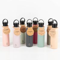 91320-Trinkflasche-Runbott-MII-600ml-Anthrazit-geschmacksneutral--BPA-frei-und-auslaufsicher-IMG-8453.jpg Trinkflasche Runbott MII 600ml Anthrazit – präsentiert mit matter, dunkelgrauer Oberfläche, schwarzem Deckel und strukturierter Trageschlaufe; minimalistisches, modernes Design in Szene gesetzt, BPA-frei, geschmacksneutral und auslaufsicher - mit anderen T