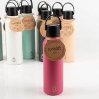 Trinkflasche Runbott MII 600ml Raspberry – präsentiert mit kräftig pinkfarbener, matter Oberfläche, schwarzem Deckel und strukturierter Trageschlaufe; modernes, einfarbiges Design in Szene gesetzt, BPA-frei, geschmacksneutral und auslaufsicher - in Szene g
