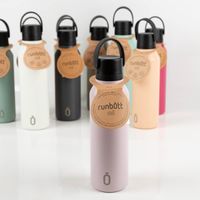 Trinkflasche Runbott MII 600ml Powder Pink – präsentiert mit matter, puderpinker Oberfläche, schwarzem Deckel und griffiger Trageschlaufe; minimalistisches, modernes Design in Szene gesetzt, BPA-frei, auslaufsicher und geschmacksneutral - in Szene gesetzt