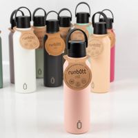 Trinkflasche Runbott MII 600ml Cotton Candy – präsentiert mit matter, pastellrosa Oberfläche, schwarzem Deckel und strukturierter Trageschlaufe; modernes, schlichtes Design in Szene gesetzt, BPA-frei, auslaufsicher und geschmacksneutral - in Szene gesetzt