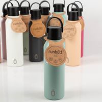 Trinkflasche Runbott MII 600ml Eucalyptus – präsentiert mit matter Oberfläche in Eukalyptusgrün, schwarzem Deckel und strukturierter Trageschlaufe; minimalistisches Design in Szene gesetzt, BPA-frei, geschmacksneutral und auslaufsicher - in Szene gesetzt