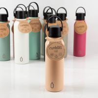 Trinkflasche Runbott MII 600ml Peach – präsentiert mit matter, pfirsichfarbenener Oberfläche, schwarzem Deckel und strukturierter Trageschlaufe; schlichtes, modernes Design in Szene gesetzt, BPA-frei, geschmacksneutral und auslaufsicher - in Szene gesetzt