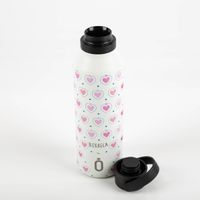 Trinkflasche Berreca Hearts Cream von Runbott – präsentiert mit zartem Herzmuster in Rosa und Blau auf cremefarbenem Grund, schwarzem Deckel und Trageschlaufe, BPA-frei, geschmacksneutral und auslaufsicher – ideal für stilvolles, nachhaltiges Trinken - mit