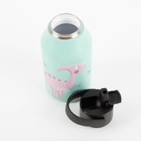 91343-Trinkflasche-Marta-Munte-Parasaulophus-emerald-pink-von-Runbott-350ml-geschmacksneutral--BPA-frei-und-auslaufsicher-IMG-8345.jpg Geöffnete Runbott Kindertrinkflasche „Marta Munté Parasaulophus Emerald Pink“ mit abgenommenem Deckel und sichtbarem Edelstahlrand, dargestellt vor weißem Hintergrund zur Veranschaulichung der hochwertigen Verarbeitung