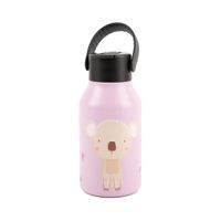 Runbott Kindertrinkflasche „Marta Munté Koala Cotton Candy“ in zartem Rosa mit schwarzem Deckel und Tragegriff, verziert mit niedlichem Koala-Motiv, präsentiert vor weißem Hintergrund