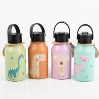 Vier farbenfrohe Marta Munté Kindertrinkflaschen von Runbott mit schwarzen Deckeln, in Szene gesetzt mit niedlichen Tiermotiven – Dinosaurier, Koala und Drache – 350 ml, BPA-frei und auslaufsicher