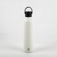 Trinkflasche Runbott MII 1L in der Farbe Cream – elegant präsentiert mit schwarzem Drehverschluss und Tragebügel, auslaufsicher, BPA-frei und geschmacksneutral für nachhaltigen Trinkgenuss unterwegs - Vollansicht