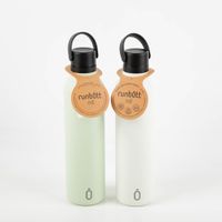 Trinkflasche Runbott MII 1L in der Farbe Cream – elegant präsentiert mit schwarzem Drehverschluss und Tragebügel, auslaufsicher, BPA-frei und geschmacksneutral für nachhaltigen Trinkgenuss unterwegs - in Szene gesetzt