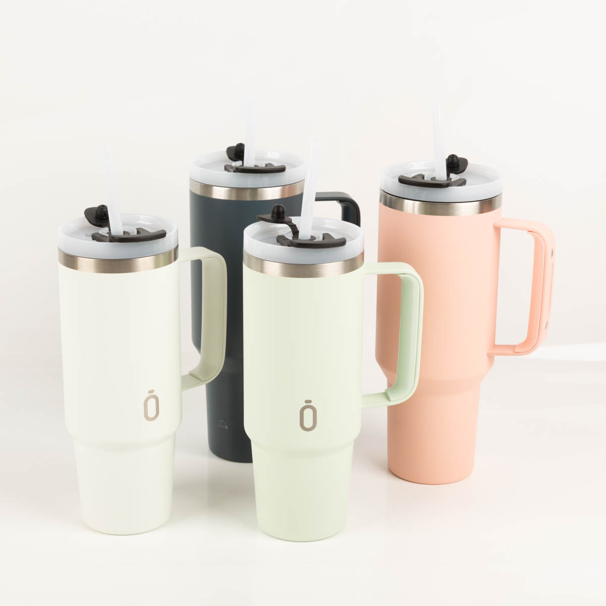 91358-Trinkbecher-Runbott-Latt-800-Cream-mit-Henkel-800ml-geschmacksneutral--BPA-frei-und-auslaufsicher-IMG-7029.jpg Der hochwertige Trinkbecher Runbott Latt 800 Cream mit Henkel 800ml überzeugt durch seine BPA-freie, geschmacksneutrale Keramikbeschichtung und das auslaufsichere Design in elegantem Cremeweiß - mit weiteren Trinkflaschen praesentiert