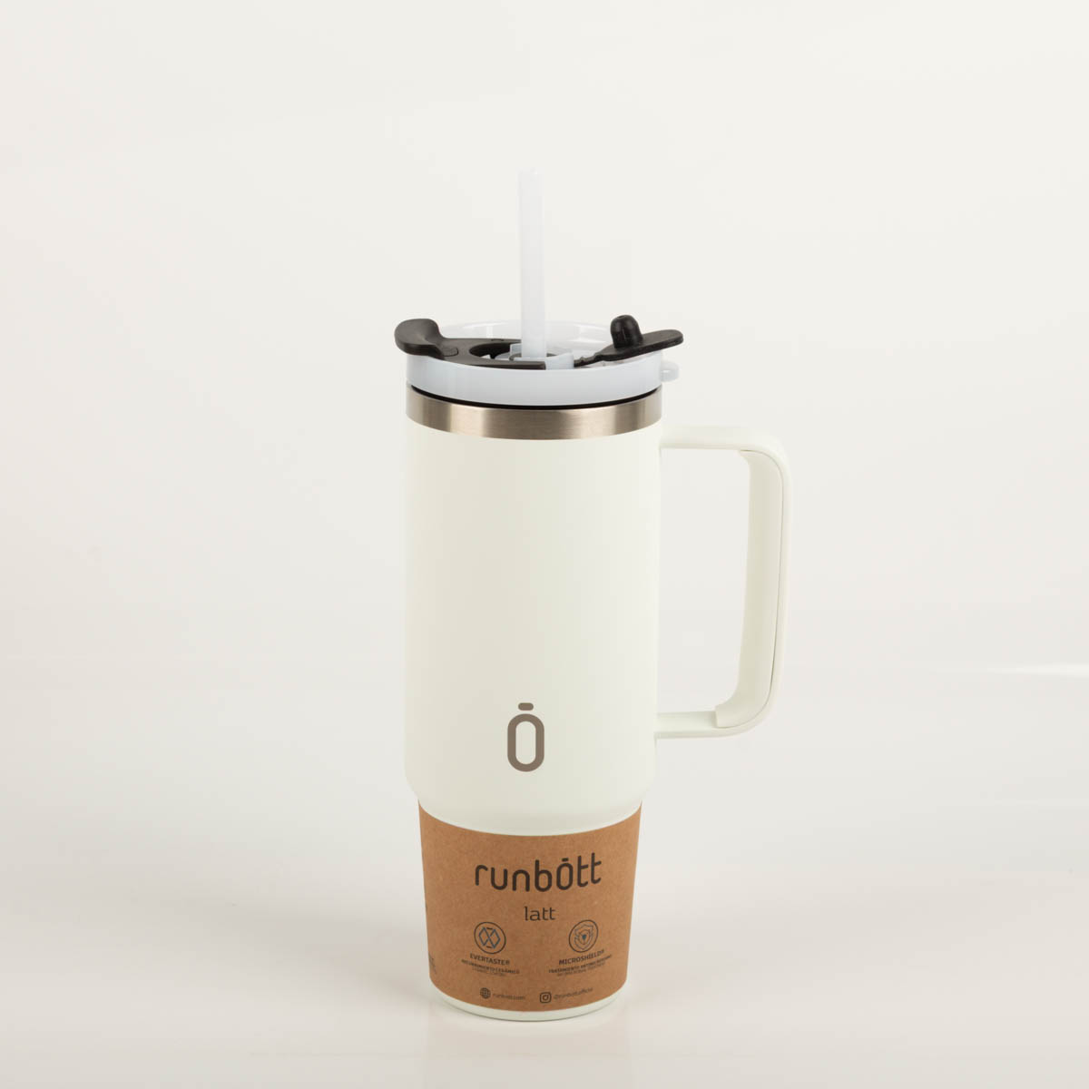 91358-Trinkbecher-Runbott-Latt-800-Cream-mit-Henkel-800ml-geschmacksneutral--BPA-frei-und-auslaufsicher-IMG-7051.jpg Der hochwertige Trinkbecher Runbott Latt 800 Cream mit Henkel 800ml überzeugt durch seine BPA-freie, geschmacksneutrale Keramikbeschichtung und das auslaufsichere Design in elegantem Cremeweiß - mit Logo
