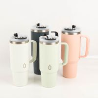 Der hochwertige Trinkbecher Runbott Latt 800 Cream mit Henkel 800ml überzeugt durch seine BPA-freie, geschmacksneutrale Keramikbeschichtung und das auslaufsichere Design in elegantem Cremeweiß - mit weiteren Trinkflaschen praesentiert