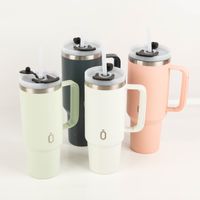 Hochwertiger Trinkbecher Runbott Latt 1100 Cotton Candy mit Henkel 1100ml überzeugt durch seine BPA-freie, geschmacksneutrale Keramikbeschichtung und das auslaufsichere Design in zartem Rosa - mit weiteren Trinkbechern praesentiert