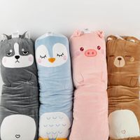 Kissen Spandex Super Soft Grumpy Dog – Grau– 60cm – Kuschelweich & Liebevoll gestaltet mit anderen Kissen in Szene gesetzt Nahaufnahme