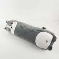 91363-Kissen-Spandex-Super-Soft-Pluesch-Grumpy-Dog-grau-60cm--MG-0549.jpg Kissen Spandex Super Soft Grumpy Dog – Grau– 60cm – Kuschelweich & Liebevoll gestaltet liegend von der Seite