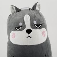 91363-Kissen-Spandex-Super-Soft-Pluesch-Grumpy-Dog-grau-60cm--MG-0551.jpg Kissen Spandex Super Soft Grumpy Dog – Grau– 60cm – Kuschelweich & Liebevoll gestaltet Nahaufnahme