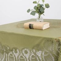 Abwaschbare Tischdecke "Amira" mit Häkelspitze – Rund, Grün, Ø 152cm in Szene gesetzt Detailaufnahme