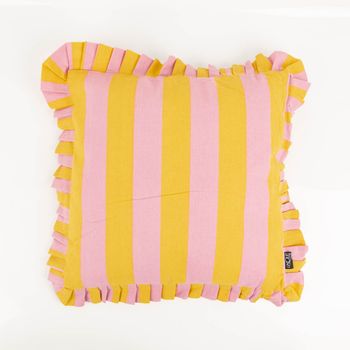 Die hochwertige Kissen Summer Stripes mit Rüschenrand gelb rosa 45x45cm besticht durch ihr fröhliches Streifendesign und verspielte Rüschen für gemütliche, weiche und stilvolle Akzente - Vollansicht