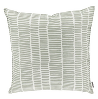 Outdoor Kissen Bliss mit abstraktem Print in Weiß und Tea Green 45x45cm – vor weißem Hintergrund