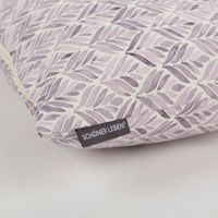 Moderne Kissenhülle mit Aquarell Ornamenten in Lila aus Baumwolle von SCHÖNER LEBEN. Detail Label