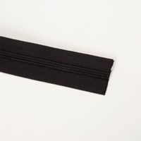 91419-Reissverschluss-Meterware-made-in-Germany-individuell-zuschneidbar-25mm-Schwarz--IMG-0648.jpg Dieser hochwertige Reißverschluss als Meterware bietet maximale Flexibilität für Ihre Nähprojekte. Die in Deutschland gefertigte Qualitätsware in zeitlosem Schwarz lässt sich individuell auf die gewünschte Länge zuschneiden und überzeugt durch eine Breite