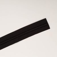 91419-Reissverschluss-Meterware-made-in-Germany-individuell-zuschneidbar-25mm-Schwarz--IMG-0650.jpg Dieser hochwertige Reißverschluss als Meterware bietet maximale Flexibilität für Ihre Nähprojekte. Die in Deutschland gefertigte Qualitätsware in zeitlosem Schwarz lässt sich individuell auf die gewünschte Länge zuschneiden und überzeugt durch eine Breite