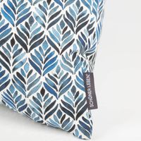 Moderne Kissenhülle mit Aquarell Ornamenten in Blau aus Baumwolle von SCHÖNER LEBEN. Detail Label