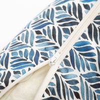 91424-Kissenhuelle-Aquarell-Ornamenten-weiss-blau-in-versch--Groessen-von-SCHoeNER-LEBEN---MG-2415.jpg Moderne Kissenhülle mit Aquarell Ornamenten in Blau aus Baumwolle von SCHÖNER LEBEN. Detail Reißverschluss