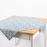 91425-Tischdecke-aus-Baumwolle-mit-Aquarell-Ornamenten-in-Weiss-und-Blau-in-versch--Groessen-von-SCHoeNER-LEBEN---MG-2608.jpg Tischdecke aus Baumwolle mit Aquarell Ornamenten in Weiß und Blau in diversen Größen oder nach Maß von SCHÖNER LEBEN. auf Tisch