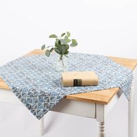 91425-Tischdecke-aus-Baumwolle-mit-Aquarell-Ornamenten-in-Weiss-und-Blau-in-versch--Groessen-von-SCHoeNER-LEBEN---MG-2615-Bearbeitet.jpg Tischdecke aus Baumwolle mit Aquarell Ornamenten in Weiß und Blau in diversen Größen oder nach Maß von SCHÖNER LEBEN. als Mitteldecke mit kleiner Vase als Deko